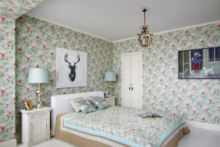 Romantyczna sypialnia z nowoczesnym łóżkiem
