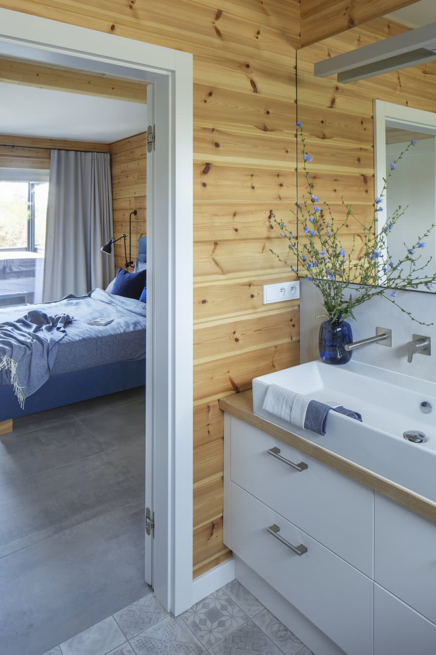 Spore lustro w łazience obija przestrzeń.