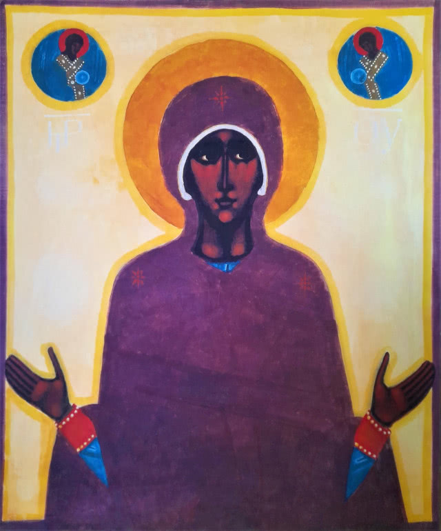 Maria w fiolecie z rozłożonymi rękami