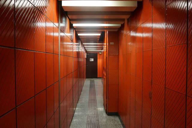 Czerwone płytki na stacji metro Ursynów.