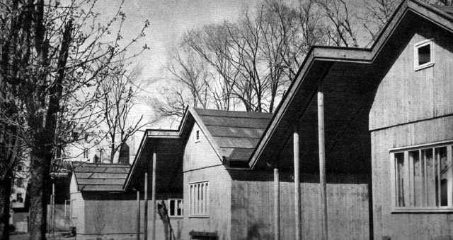 czarno-białe zdjęcie, widok na ulicę