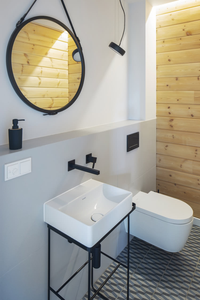 Biel i czerń są tylko tłem
dla drewnianych bali.