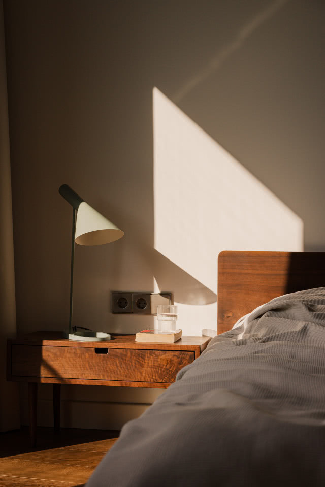 Minimalistyczna sypialnia w drewnie
