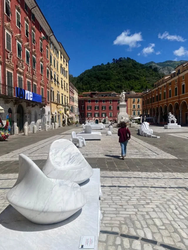 rzeźba z marmuru na placu