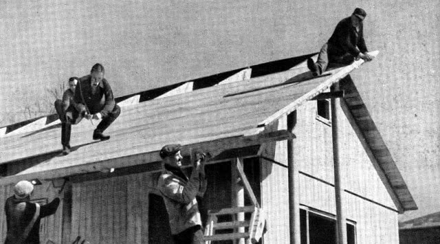 czarno-białe zdjęcie, robotnicy przy budowie