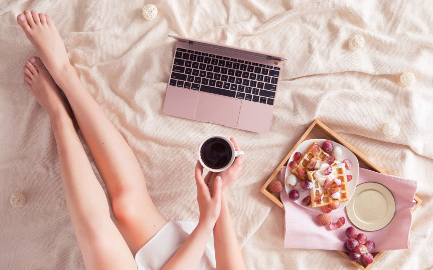 Popularne w social mediach zdjęcia detali wykonane z lotu ptaka (patrz: zdjęcie otwierające artykuł) mają w sieci swoją nazwę. Ten typ fotografii nazywa się: