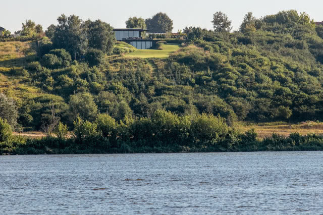 dom widziany od strony rzeki