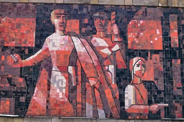 Mozaika na budynku Empiku, postacie z bliska.