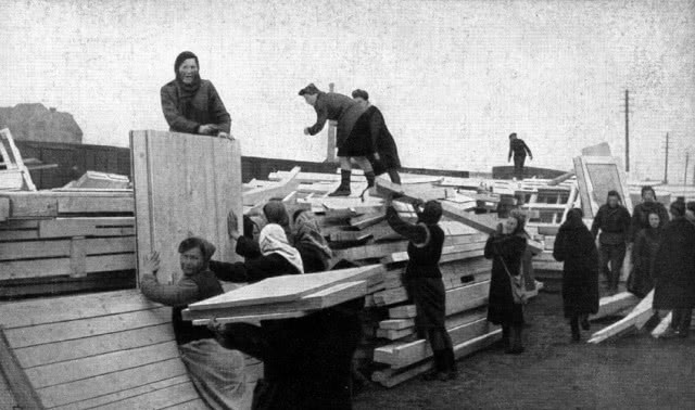 czarno-białe zdjęcie, robotnicy przy budowie