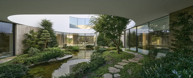 atrium wewnątrz domu