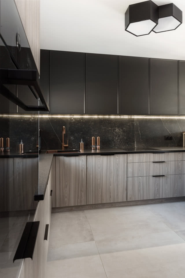 Czarna kuchnia z podświetleniem ledowym