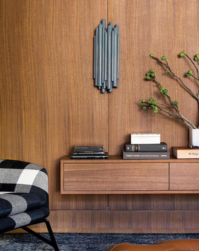 drewniana okładzina ścienna z meblami retro