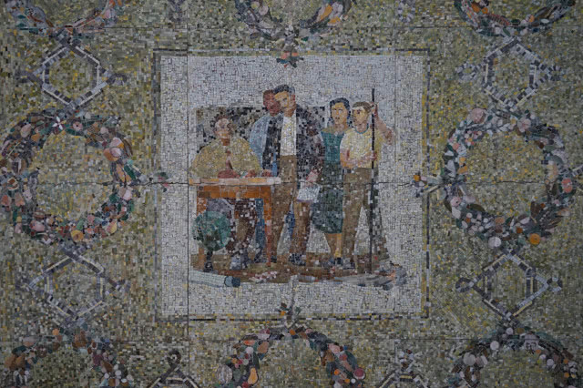 Mozaika Cztery Pory Roku - Jesień przedstawiająca nauczyciela przy biurku.