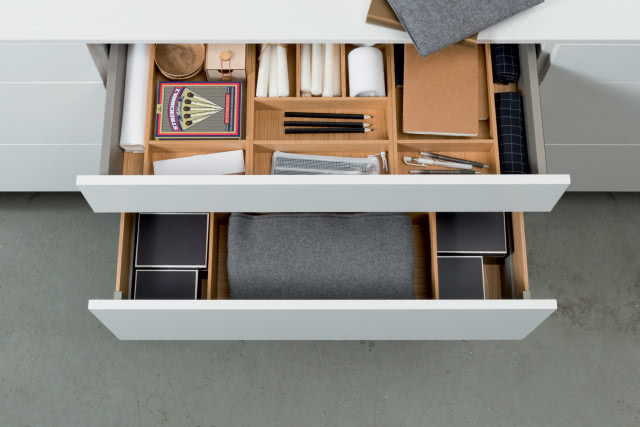 przegrody na drobne rzeczy, świece, zapałki, koc, długopisy, zeszyty