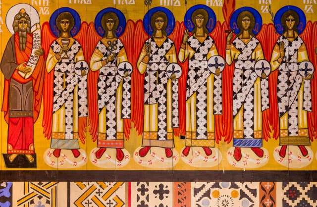 apostołowie z ozdobnych szatach