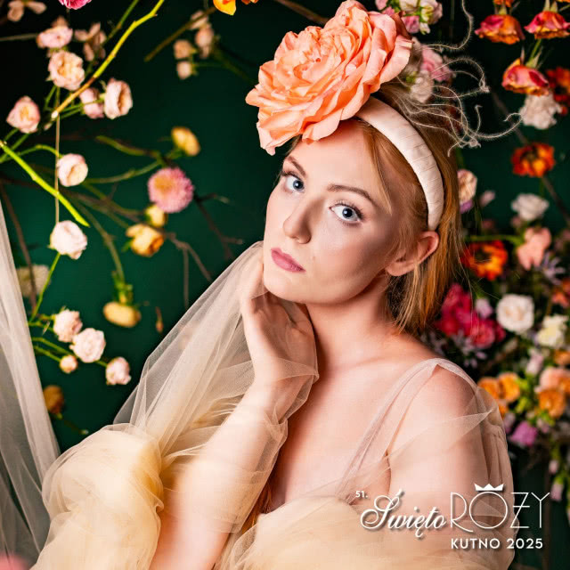 kobieta wśród róż