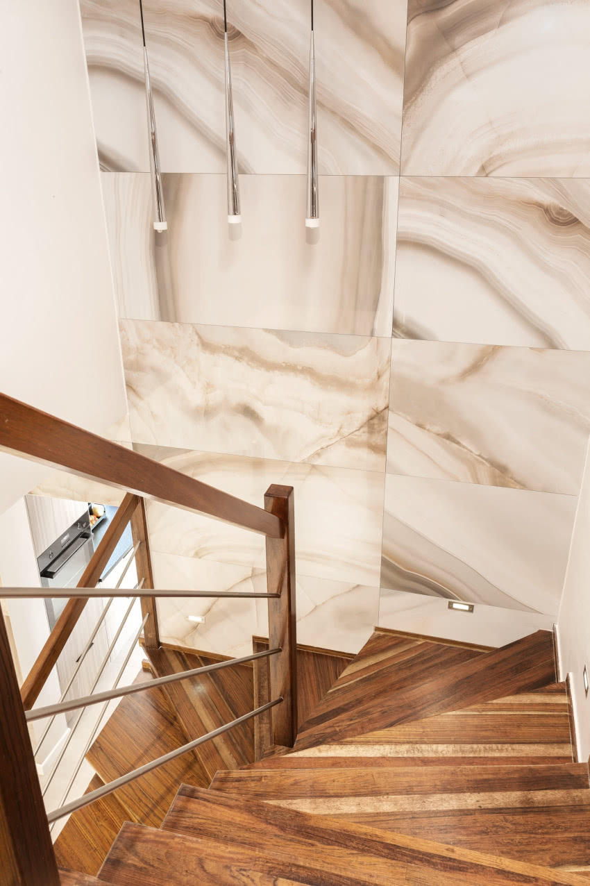 Ciepły odcień drewna i płytek położonych przy...