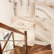 Sztukateria na ścianach nadaje wnętrzu sznytu i...