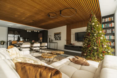 Świąteczny dom pełen drewna. Ma kilkumetrową choinkę!