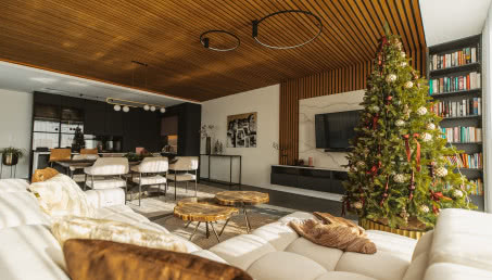 Świąteczny dom pełen drewna. Ma kilkumetrową choinkę!