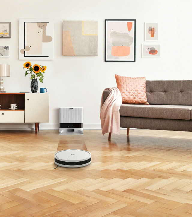 biały iROBOT, kanapa, obrazy, komoda, jodełka na podłodze