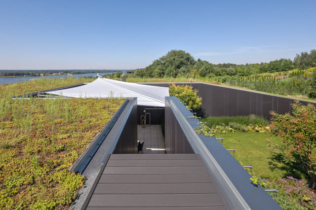 widok na patio z rozłożonym żaglem