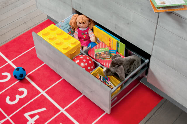 szuflada z przegrodami, pokój dziecięcy, dywan, klocki, lalka, piłka pluszak, zeszyty, książeczki
