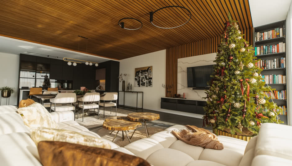 Świąteczny dom pełen drewna. Ma kilkumetrową choinkę!