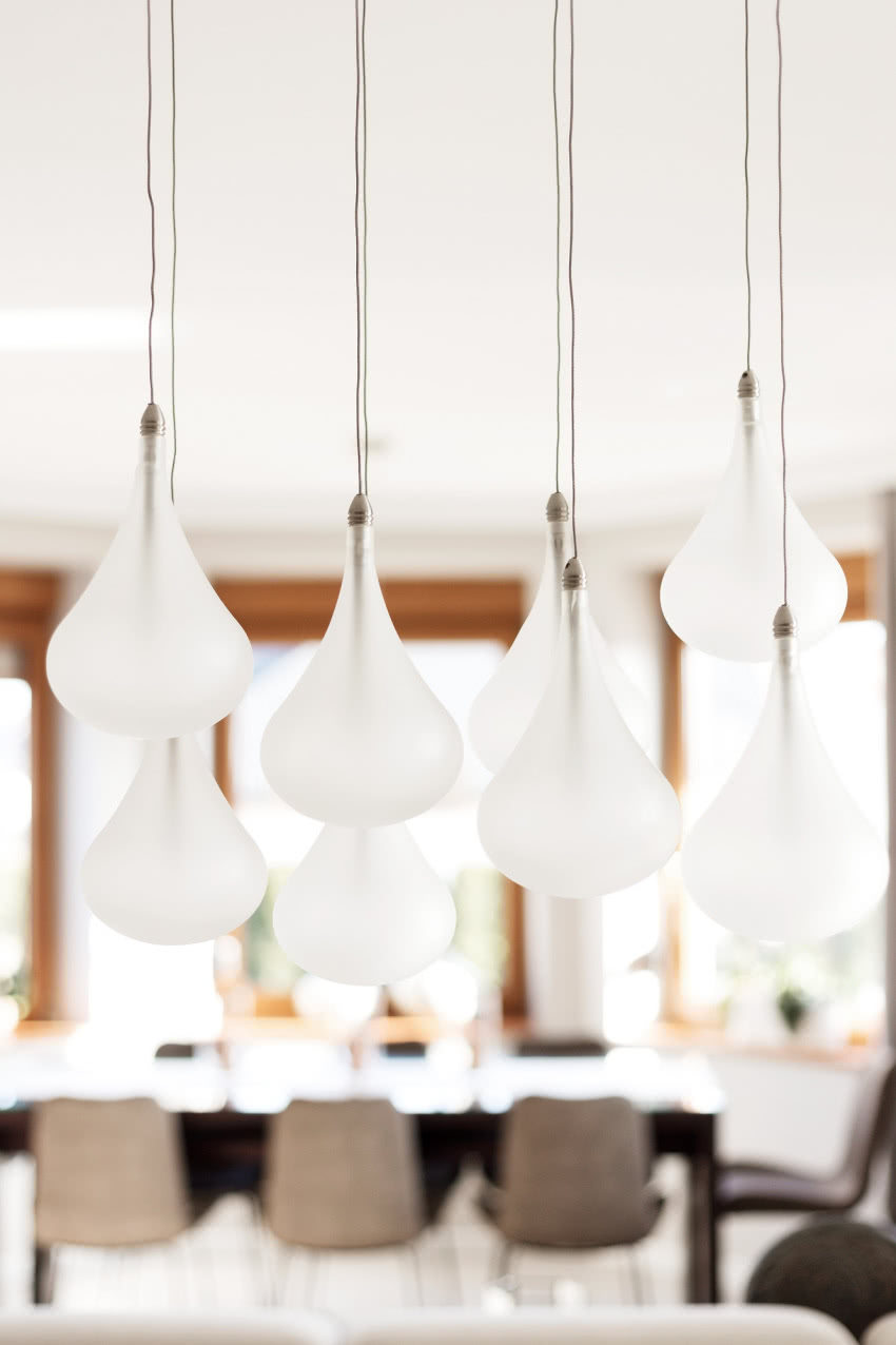 Nowoczesny design lampy wiszącej w mlecznym...