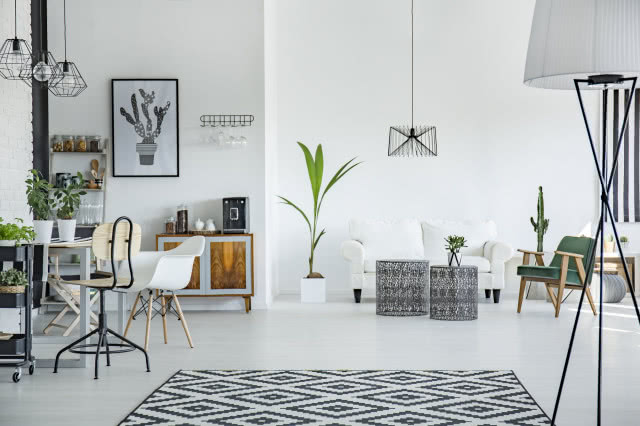 pokój z białymi ścianami w stylu industrialnym