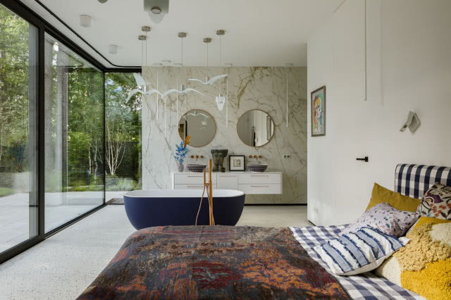 niebieska wanna w sypialni