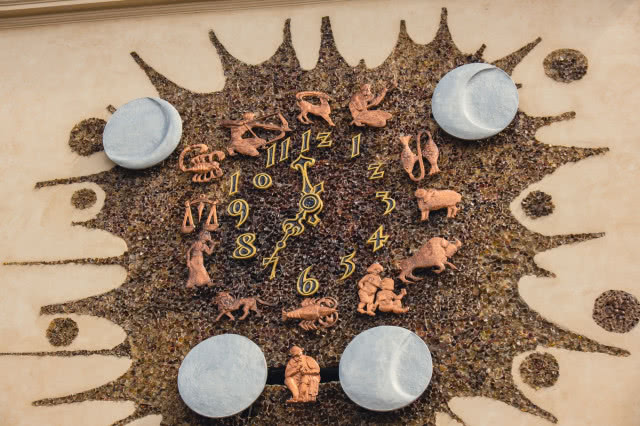 Mozaikowy zegar z bliska.