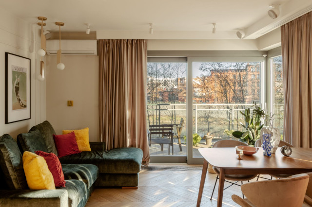 Aranżacja salonu w mieszkaniu w kamienicy