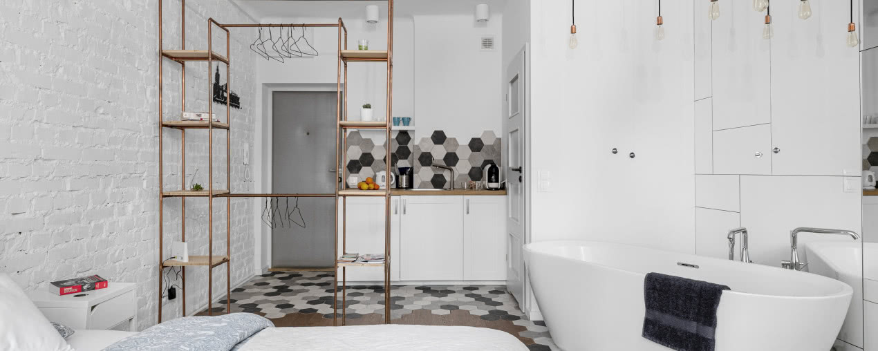 Eklektyczny mikroapartament z wanną w salonie!