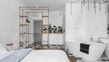 Eklektyczny mikroapartament z wanną w salonie!
