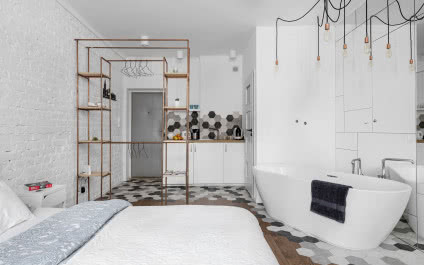 Eklektyczny mikroapartament z wanną w salonie!