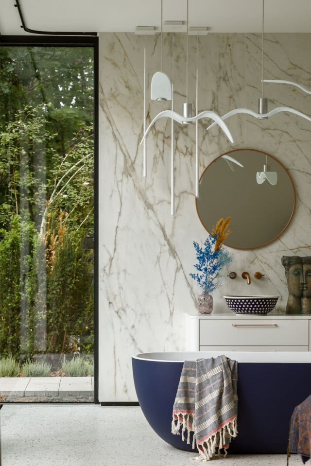 niebieska wanna w sypialni