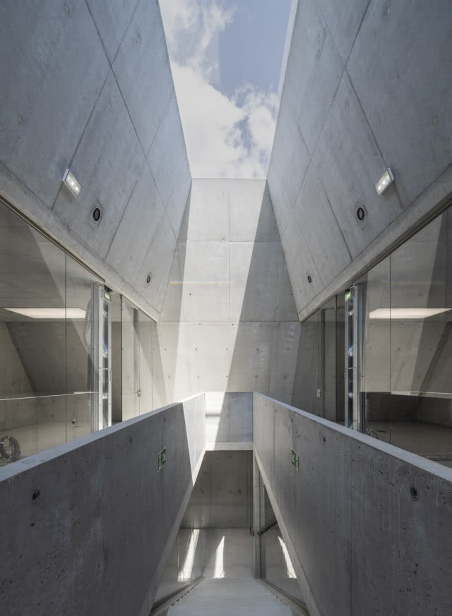 wnętrze budynku z rur 