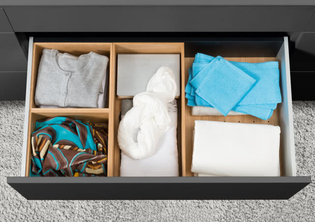 szuflada z przegrodami, ubrania, ręczniki,