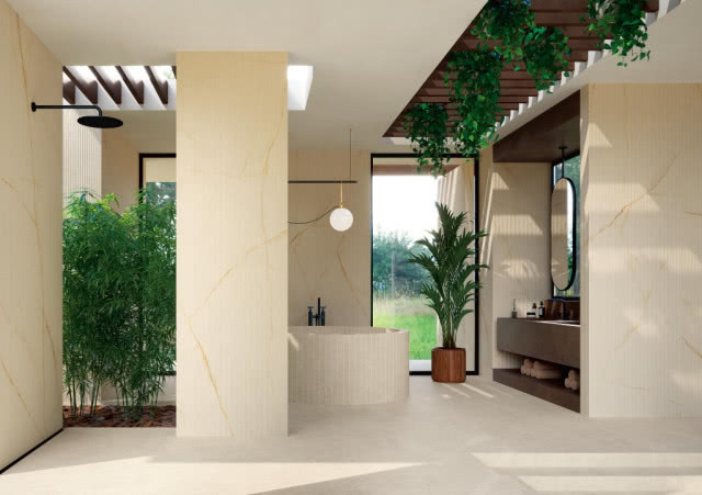 duże zielone kwiaty w doniczkach, lustro, wanna, umywalka, duże okno