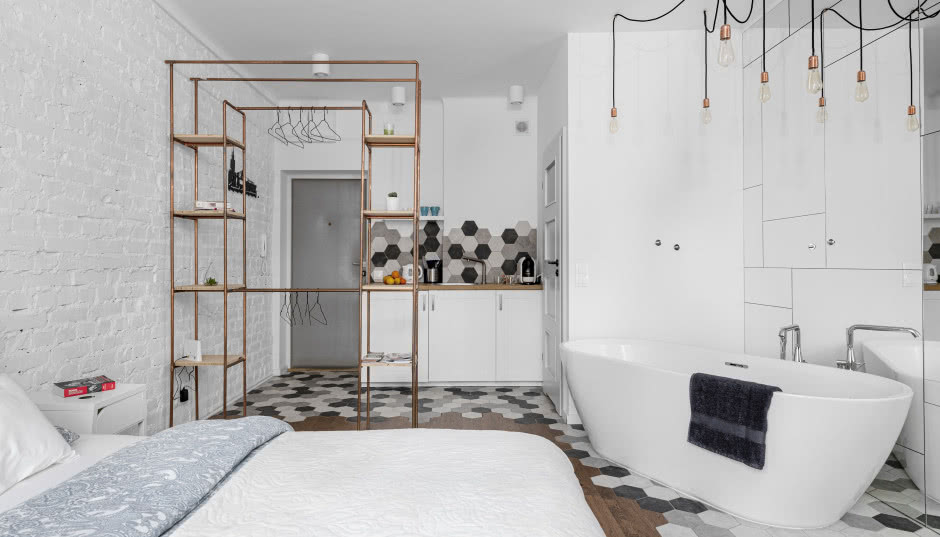 Eklektyczny mikroapartament z wanną w salonie!