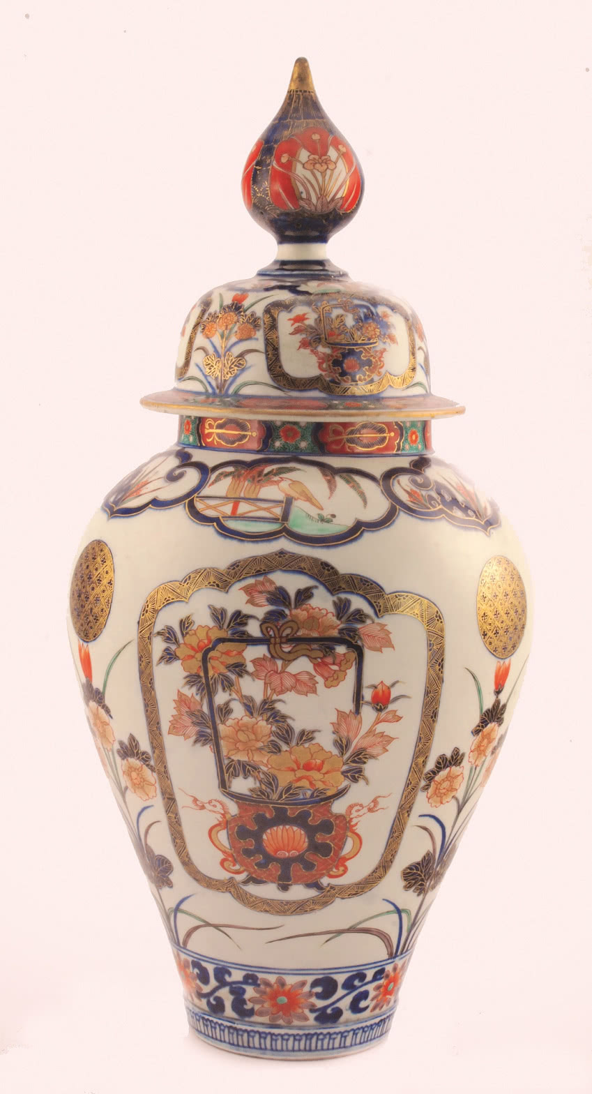 Wazon z pokrywą,
z dekoracją Imari,
Japonia,...
