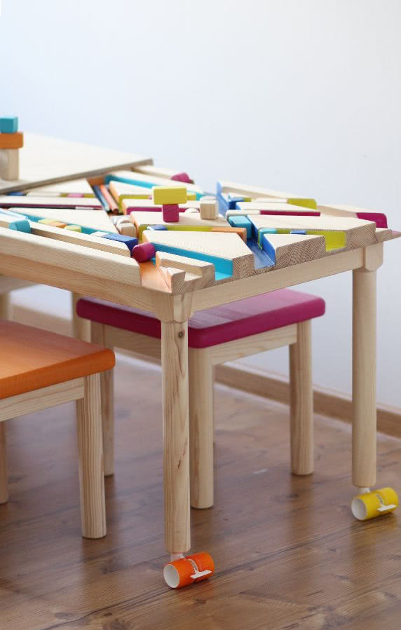 W blacie stolika Bawa ukryte są kolorowe...