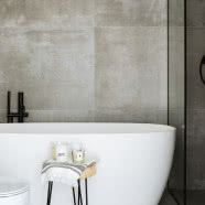 Monochromia z industrialną nutą: azyl dla współczesnych nomadów