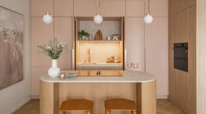 Przyjazna kuchnia z wyspą w dwóch kolorach: beż i róż otulają spokojem