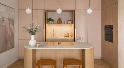 Przyjazna kuchnia z wyspą w dwóch kolorach: beż i róż otulają spokojem