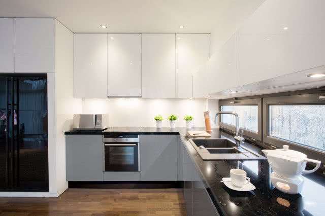 białe meble kuchenne z połyskiem