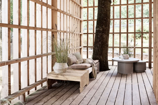 drewniana ławka ogrodowa