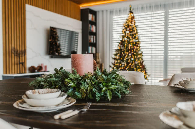 kamienny stół a na nim stroik świąteczny