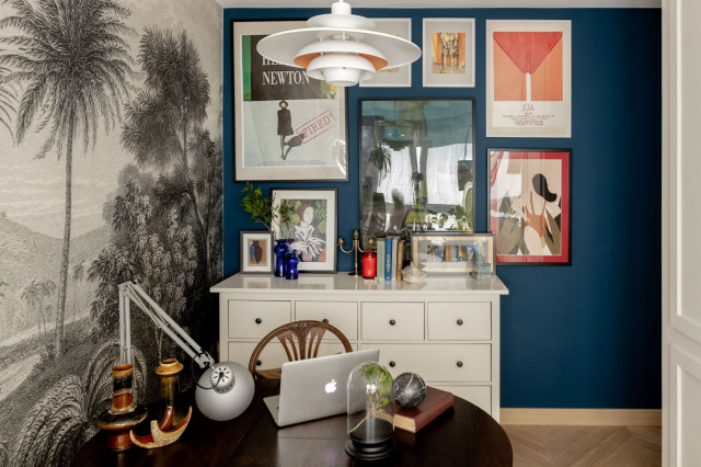 Ściana z plakatów w gabinecie